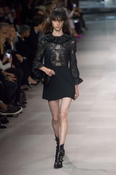 Look 16
